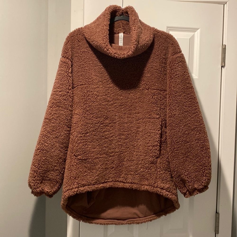 Lululemon Fleece Sweatshirt. In great condition. Size 8. Has pockets! Very cozy